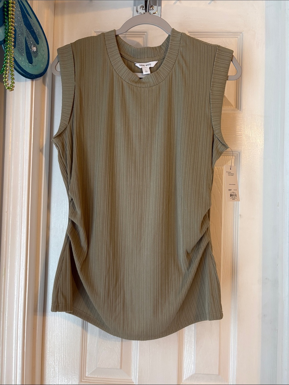 NWT nine west cap sleeve side runch top Lg in sage.